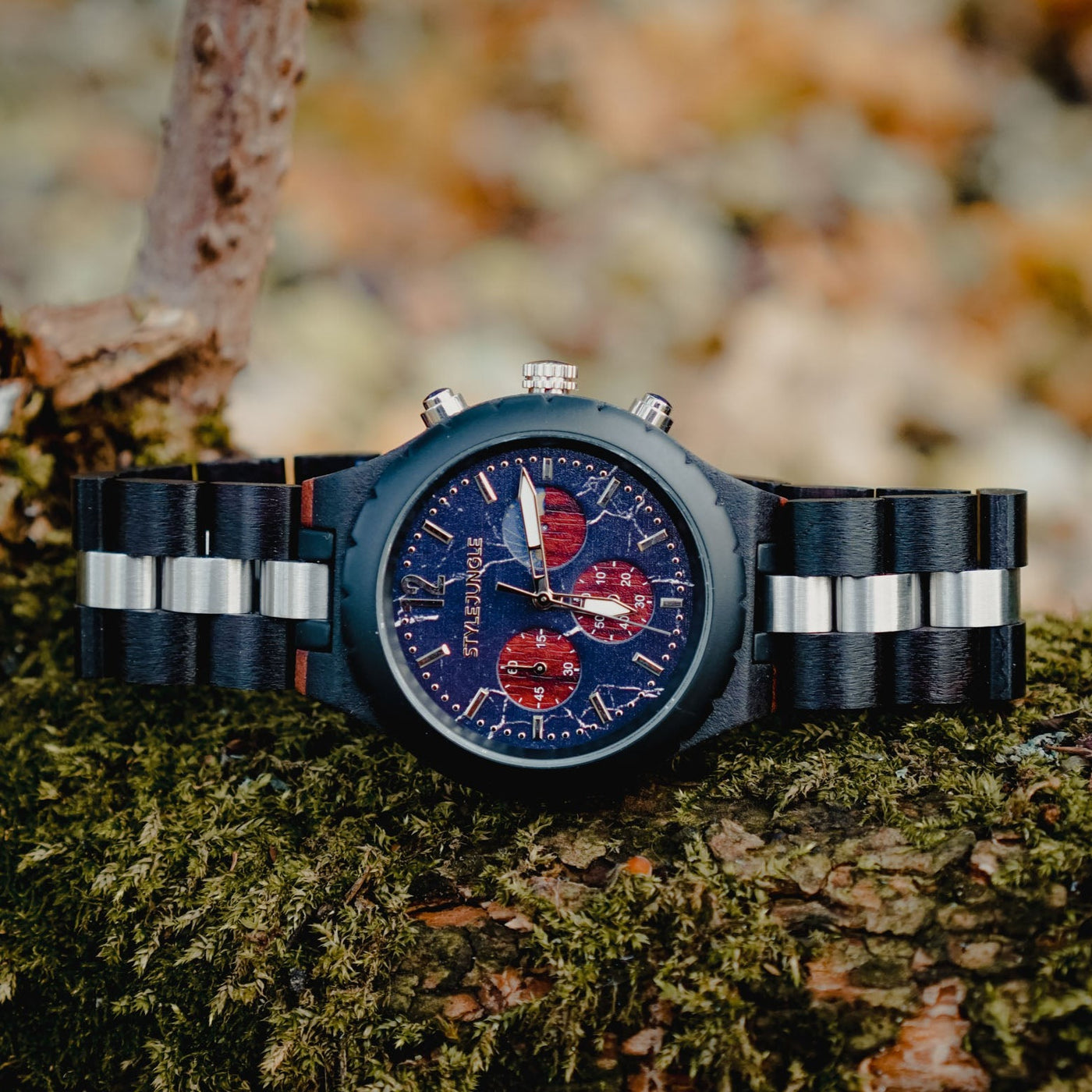 Kosmos Watch im Wald auf einem Moosbett