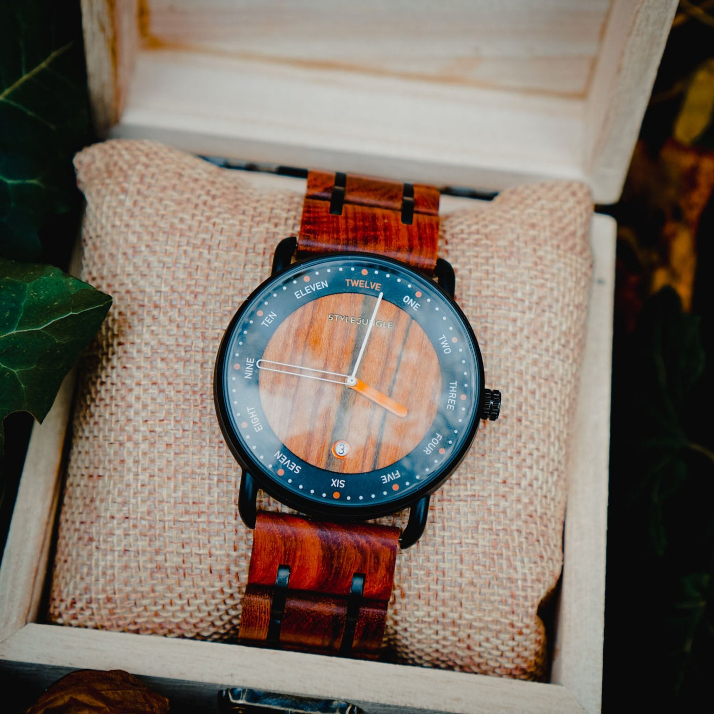 Holzbox mit Uhr von Stylejungle