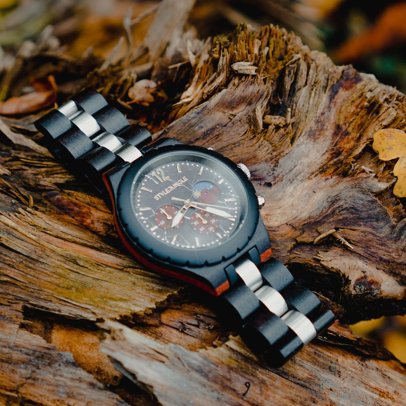 Kosmos Watch auf Altholz im Wald